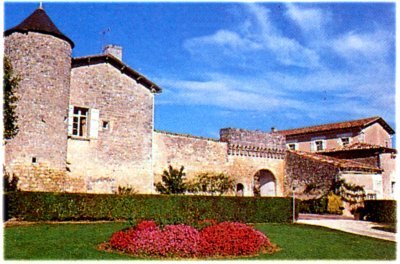 L'ancien h�pital a pour origine une donation, datant de 1881 : le domaine de Barqueville